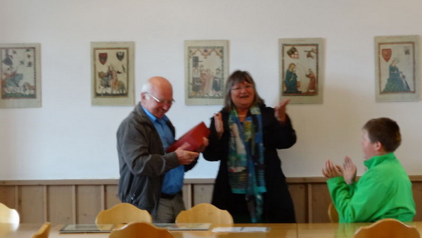 die Vorsitzende Christel Schmid übergibt ein Geschenk